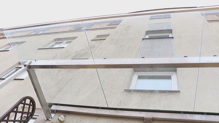 Fachowe i jak najbardziej praktyczne zadaszenie schodów