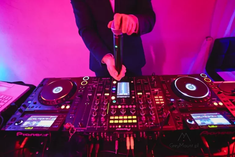 Co oferuje DJ weselny?