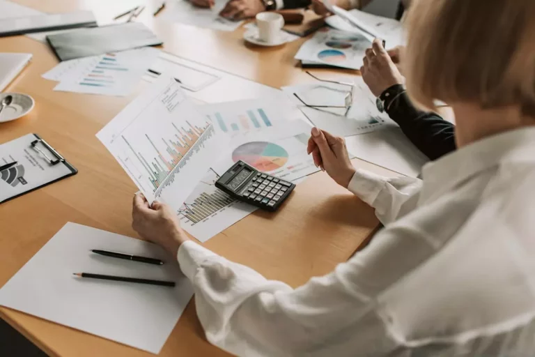 Panele ankietowe online – skuteczna komunikacja z klientami i zespołem dzięki recom system